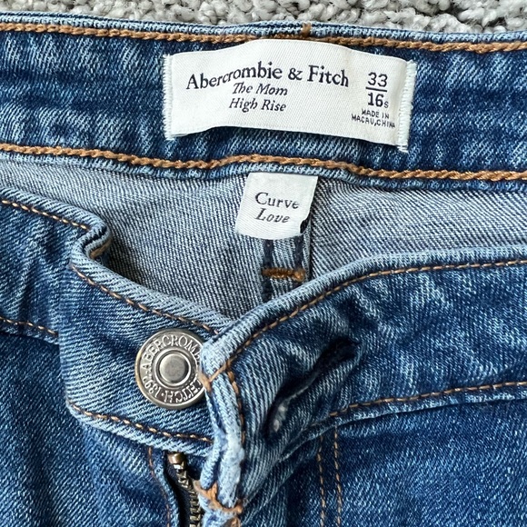 Abercrombie - The Mom High Rise (curve love) Sz. 33/16 short - Picture 2 of 2